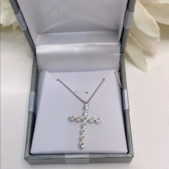 Cubic Zirconia Elegant Silver 925 Cross Necklace NIB - Picture 3 of 8